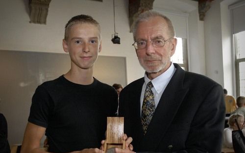 LEEUWARDEN – Dr. Sietse Geertsema, zoon van de in de oorlog omgekomen verzetsdominee M. Geertsema, toont de Yad Vashemmedaille die zijn vader donderdag alsnog kreeg toegekend. Foto RD