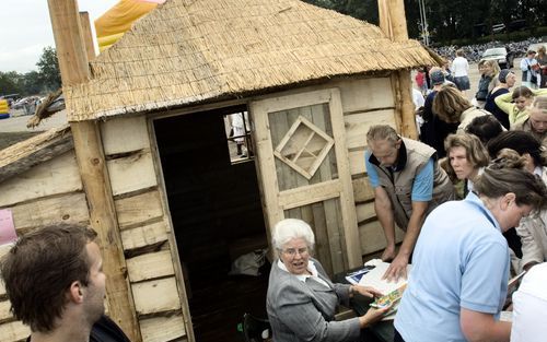 STAPHORST&#61559;– Kinderboekenschrijfster J. Koetsier Schokker signeerde vrijdag in Staphorst haar nieuwste boeken, die zich afspelen op het Huttendorp in die plaats. Foto Dick Vos