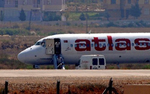 ANTALYA – Passagiers ontsnappen uit het Turkse vliegtuig dat sinds vanmorgen wordt gekaapt op het vliegveld van Antalya. Foto EPA