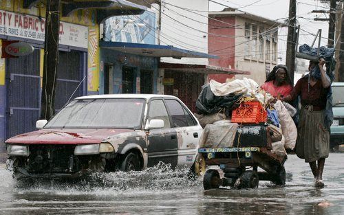 JAMAICA - Inwoners van Jamaica proberen hun goederen in veiligheid te brengen voor de naderende orkaan Dean. Foto EPA