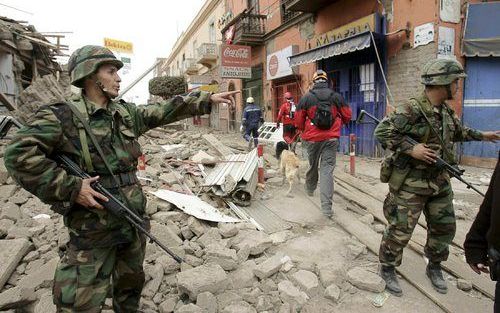 PISCO – Soldaten van het Peruaanse leger patrouilleren in Pisco, een van de steden die vorige week woensdag door een zware aardbeving werden getroffen. De militairen moeten de orde herstellen in onder andere Pisco, Ica en Chincha, waar plunderaars zaterda