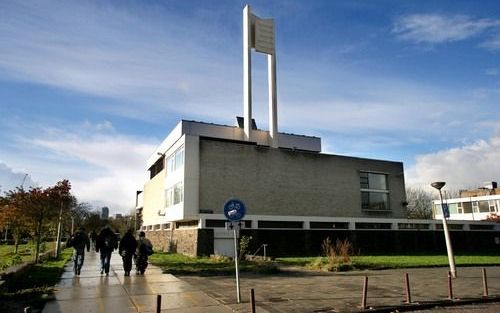 AMSTERDAM – De synagoge van de Liberaal Joodse Gemeente aan de Jacob Soetendorpstraat in Amsterdam (foto) is te klein geworden, maar haar nieuwe onderkomen aan de Zuidelijke Wandelweg is nog niet gereed. Daarom betrekt de joodse gemeente tijdelijk een ker