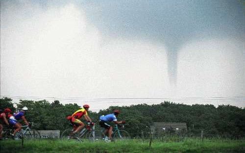 EGMOND - Fietsers op de weg tussen Limmen en Egmond zien in de verte een waterhoos op zich afkomen. De waterhoos richtte woensdag geen schade aan en loste later op. - Foto ANP