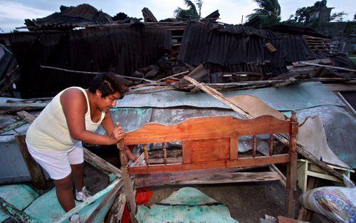 TECOLUTLA - Een vrouw zoekt naar persoonlijke bezittingen bij haar verwoeste huis in de staat Veracruz, Mexico. Foto EPA