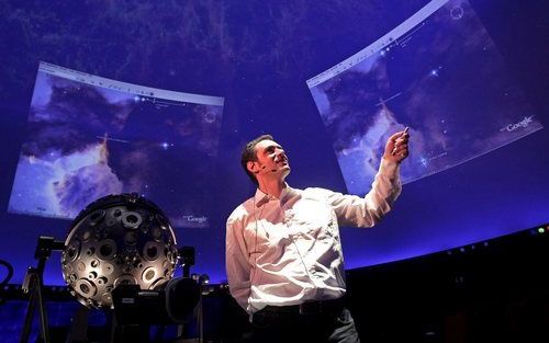 HAMBURG – Samuel Widmann van Google introduceerde woensdag in het planetarium van Hamburg de nieuwste toepassing van Google Earth, genaamd Sky. Met de toepassing kunnen gebruikers van de zoekmachine een blik werpen in het heelal. Ruimtevaartorganisaties N