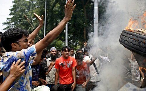 DHAKA – In Bangladesh zijn woensdag voor de derde opeenvolgende dag rellen uitgebroken tussen politie en studenten. De studenten eisen dat het leger zich terugtrekt uit de politiek. Bij de rellen viel zeker één dode. De interim regering riep woensdag de n