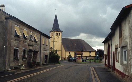 RAUWILLER – De protestantse kerk in Rauwiller in Frankrijk. Rauwiller, ten westen van Phalsbourg, is een van de ”welsche” dorpen in de Kromme Elzas. Graaf Adolf van Nassau Saarwerden bestemde deze zeven uitgestorven dorpen in 1559 voor uit Lotharingen gev