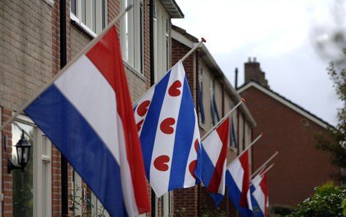 SINT ANNAPAROCHIE - Vlaggen hangen halfstok in Sint Annaparochie, de woonplaats van de gesneuvelde sergeant Martijn Rosier. Foto ANP