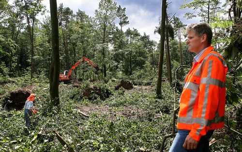 NUNSPEET – Opzichter groen Henk Aarten: „’s Middags breng ik vaak een bezoekje aan mijn collega’s, zoals plantsoenmedewerkers en boomverzorgers, om te vragen hoe het gaat en om hen eventueel bij te sturen.” Foto RD, Henk Visscher