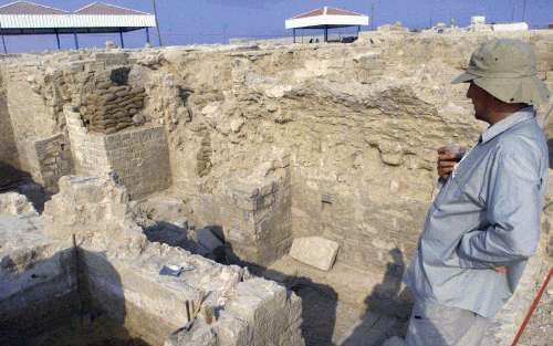 NUSEIRAT - Een archeoloog staat bij de restanten van een Byzantijns klooster in de buurt van Nuseirat, in de Gazastrook. Het oudste gebouw van het complex dateert vermoedelijk uit het einde van de vierde eeuw. - Foto EPA