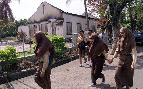 Het is belangrijk voor de kerk in het ”vrije” westen om voortdurend bij de lijdende kerk stil te staan en daarvoor te bidden. Op de foto een door brand verwoeste kerk op het toeristeneiland Lombok, waar januari 2000 tientallen godshuizen in vlammen opging