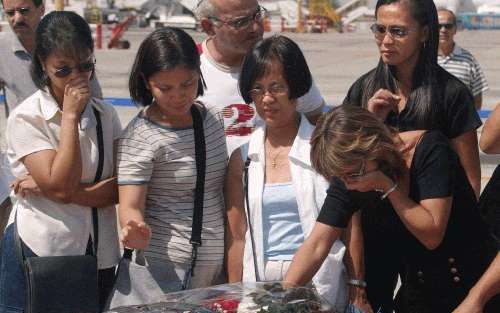 TEL AVIV - Vrienden bewijzen de laatste eer aan Adelina Gunanan, een van de twee Filipijnse vrouwen die deze week het leven verloren bij een door een Palestijn gepleegde zelfmoordaanslag. - Foto EPA