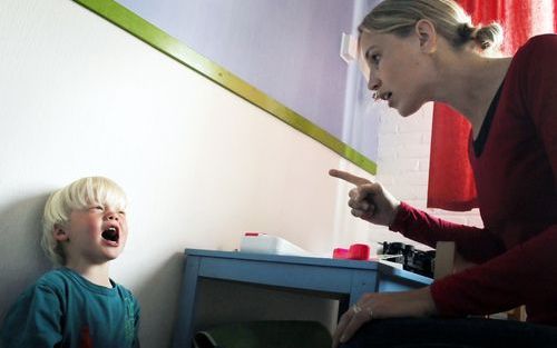 In het boek ”Begrijp je tweejarige” belicht de auteur waarom een peuter zo vaak onhandelbaar is. De opvoeders moeten zorgen voor stabiliteit. Als moeder moet je resoluut, standvastig en toch aardig zijn. (De situatie op de foto is in scène gezet.) Foto Di