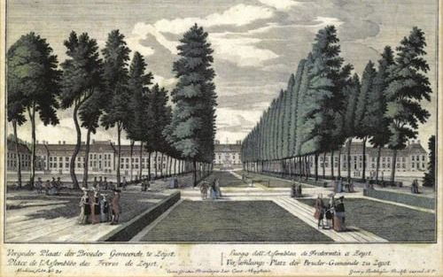 ZEIST – Het gebouwencomplex van de hernhutters in Zeist, met links het Broederplein en rechts het Zusterplein. In twee klaslokalen van de voormalige meisjesschool van de Evangelische (Hernhutter) Broedergemeente is een expositie te zien over de 550 jarige