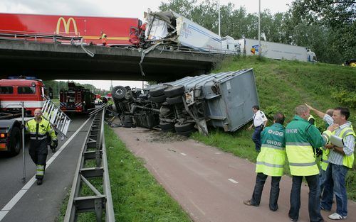 NIJMEGEN - Bij een kettingbotsing op de snelweg A73 (Venlo-Nijmegen) ter hoogte van Nijmegen is woensdagmiddag een vrachtwagen van een viaduct gestort. De vrachtwagen kwam terecht op een fietspad naast de doorgaande weg die onder de snelweg door loopt. De