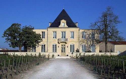 In Bordeaux worden mooie wijnen gemaakt, zoals op het Château Pedesclaux in Pauillac. Desondanks belanden miljoenen liters wijn uit deze Franse streek in het riool. De betrokkenen proberen het tij te keren, onder meer met de gids ”Bordeaux op z’n best”. F