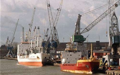 ROTTERDAM - De overslag in de Rotterdamse haven is in het eerste halfjaar van 2002 licht gedaald. De aanvoer van onder meer fruit, hout en metalen, het zogenoemde overig stukgoed, ging zelfs naar een historisch dieptepunt. De overslag van aardolieproducte