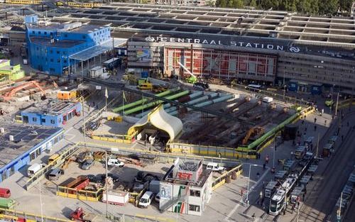 Het oude Rotterdam Centraal Station is zondag definitief gesloten. Burgemeester Opstelten liet bij wijze van afscheidsceremonie een doek van 45 bij 9 meter vallen voor de stationshal. Reizigers moeten vanaf vandaag gebruikmaken van een tijdelijk treinstat