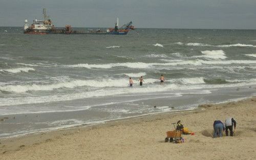 JULIANADORP AAN ZEE – Een sleephopperzuiger lost zijn lading zand voor de kust van Julianadorp. In 2009 start een uitgebreide kustverbreding. Foto RD