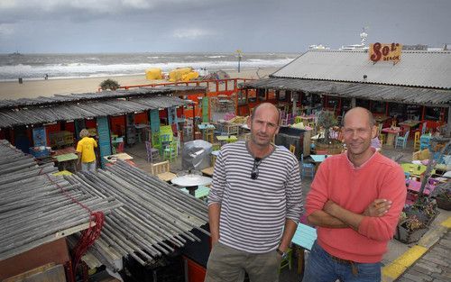 SCHEVENINGEN – De Scheveningse strandtenthouders Tom van Angeren (r.) en Marcel Dijkstal: „Niemand kan ons garanderen hoe lang onze zaak gesloten zal zijn door de vernieuwing van de boulevard.” Foto RD