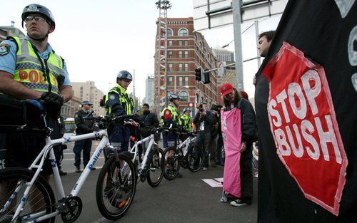 SYDNEY – Tegenstanders van de oorlog in Irak demonstreerden dinsdag in het centrum van de Australische stad Sydney, waar de Amerikaanse president Bush arriveerde om de APEC top bij te wonen. Politieagenten vormden met hun mountainbikes een cordon om de be