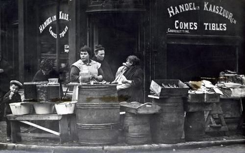 Vanaf het begin van de negentiende eeuw integreerden de Joden in de Nederlandse samenleving. Ze kregen het burgerrecht aangeboden, en waren voortaan gelijkberechtigde burgers. Foto: de verdwijnende Jodenbuurt in Amsterdam aan het begin van de twintigste e