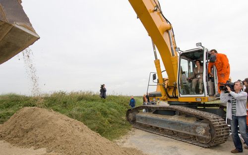 OUDDORP – Staatssecretaris Huizinga gooide woensdag de eerste schep zand op de dijk bij Ouddorp. Foto Persburo Flakkee