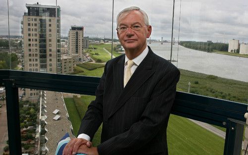 SPIJKENISSE – SGP’er Van Nood is een groot voorstander van plannen om Spijkenisse bereikbaarder te maken. Hij herdenkt dezer dagen dat hij 25 jaar actief is in de raad. Foto RD, Anton Dommerholt