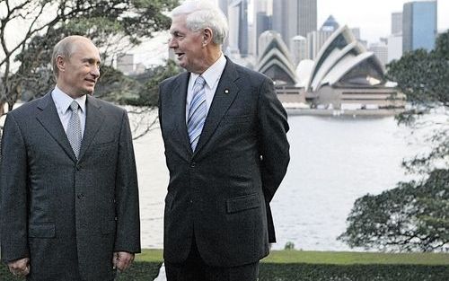 SYDNEY – Met op de achtergrond het beroemde operagebouw van Sydney poseerden vrijdag de Russische president Poetin (links) en de gouverneur generaal van Australië, Michael Jeffery, voor de persfotografen. Poetin is in de Australische stad vanwege de Azië 