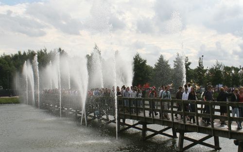 RIDDERKERK – Job Rijsdijk startte zes jaar geleden JMR Waterworld, nadat hij een megawaterspektakel in Amerika zag. „Wauw, dat kan ik ook, dacht ik. Een beetje met pijpjes en pompen rommelen, zo begon ik. inmiddels blijkt dat ik het wel beter, maar helaas