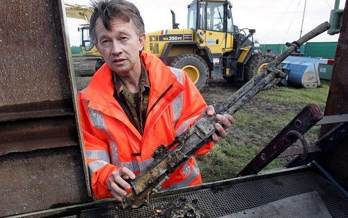 BERKHOUT – Bergingsofficier kapitein P. Petersen van de luchtmacht toont een boordmitrailleur van de Britse bommenwerper die momenteel bij het Noord Hollandse Berkhout wordt geborgen. Een bergingsteam heeft stoffelijke resten van bemanningsleden van de bo