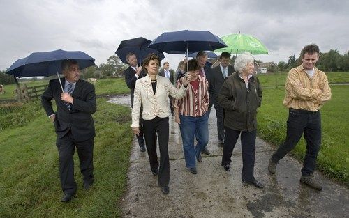 KAMERIK – EU landbouwcommissaris Fischer Boel (tweede van rechts) bracht maandag samen met landbouwminister Verburg (derde van links) een bezoek aan een biologisch melkveebedrijf in Kamerik. Eerder op de dag waren ze te gast bij een paprikateler in Bleisw