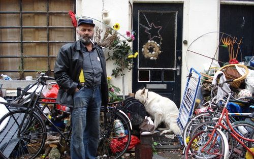 HARDERWIJK – De spullen die stadsjutter Jan Besselsen in Harderwijk vindt, staan opgestapeld in zijn achtertuin en voor zijn huis. De gemeente Harderwijk vindt dat hier een einde aan moet komen. Ze wil de tuin van Besselsen ontruimen en legt wellicht besl