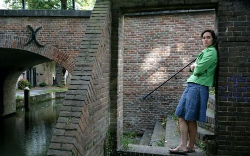 ”De Zanger”, een vertolking van het Mattheüsevangelie, houdt het midden tussen proza en poëzie, zegt vertaalster Liesbeth Goedbloed, al is haar versie iets poëtischer geworden dan het Engelstalige origineel. Oorspronkelijk verscheen het boek in 1975 als t