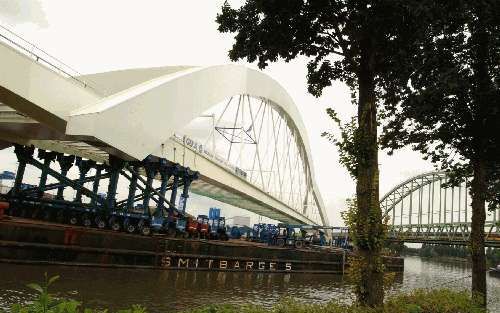 UTRECHT - Een ponton met daarop de platformwagens waarop de nieuwe Werkspoorbrug rust, voer zaterdagmorgen over het Amsterdam-Rijnkanaal bij Utrecht. De brug voor de spoorlijn Utrecht-Amsterdam lag twaalf uur eerder dan gepland op zijn plaats. - Foto Erik