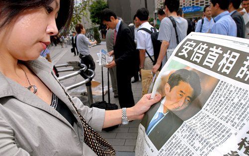 TOKIO – Het onverwachte opstappen van premier Shinzo Abe is voor de Japanse kranten groot nieuws. Sommige dagbladen kwamen gisteren uit met een extra editie. Foto EPA