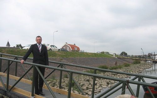 KRIMPEN AAN DE LEK – Projectleider Yvo de Zwart staat op een van de nieuwe loopbruggen die na de dijkversterking bij Krimpen aan de Lek zijn geplaatst voor de woonboten in de Bakkerskil, een zijarm van de Lek. Foto RD