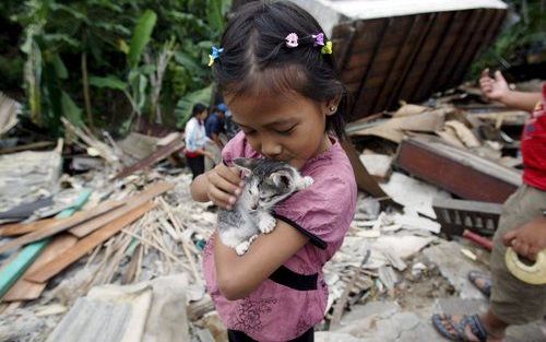 BENGKULU – In het westen van Indonesië heeft zich vrijdag voor de derde achtereenvolgende dag een aardbeving voorgedaan. Woensdag en donderdag deden zich voor de Indonesische westkust reeds vier zware aardbevingen voor, plus tientallen naschokken. Foto: D