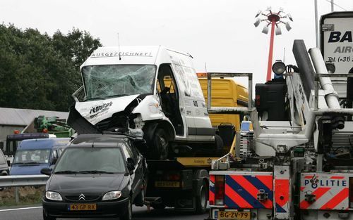 OUDERKERK AAN DE AMSTEL - Een van de auto's betrokken bij de kettingbotsing wordt weggesleept. Een overstekende hond heeft vrijdag op de snelweg A9 een ongeval met zes voertuigen veroorzaakt. Twee weggebruikers raakten zwaargewond en er vielen drie lichtg