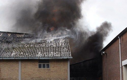 NUTH - De brandweer bestrijdt vrijdag een grote brand bij standbouwer Oscar Chiaradia in Nuth. Foto ANP