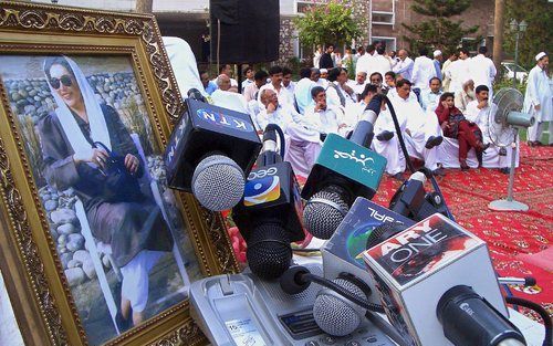 PESHAWAR – Ballingschap vormt in deze tijd geen enkele belemmering meer voor een persconferentie op afstand. De voormalige premier van Pakistan, Benazir Bhutto, sprak vrijdag telefonisch met de pers in haar geboorteland. Ze kondigde aan te zullen terugker