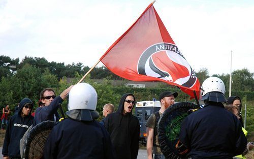 ZEIST - De politie heeft 23 arrestaties verricht bij een demonstratie zaterdag voor detentiecentrum Kamp Zeist. Een burgerplatform organiseerde een manifestatie tegen de opsluiting van mensen zonder verblijfsvergunning. Bij de ingang van het detentiecentr