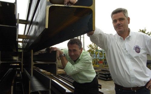 NIEUWERKERK – Samen met Wim de Jonge (r.) vormt Adri van der Maas (l.) de directie van Hanse Staalbouw. Het staalconstructiebedrijf viert zaterdag zijn 100 jarig bestaan. Feest voor de omgeving, want Hanse Staalbouw is ook op de kop af tien jaar gevestigd