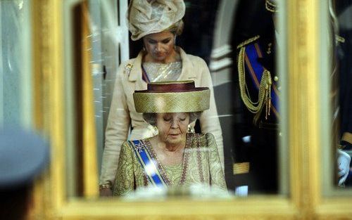 DEN HAAG - Koningin Beatrix stapt dinsdag in in de gouden koets op paleis Noordeinde in Den Haag. Foto ANP