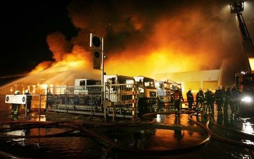 CULEMBORG – Een grote brand legde woensdagmorgen op een industrieterrein in Culemborg meerdere bedrijven in de as. De brandweer rukte massaal uit. Foto William Hoogteyling