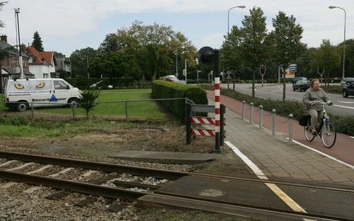 BARNEVELD – De spoorwegovergang aan de Gasthuisstraat in Barneveld. Links de camerawagen die de overgang 24 uur per dag in de gaten houdt.