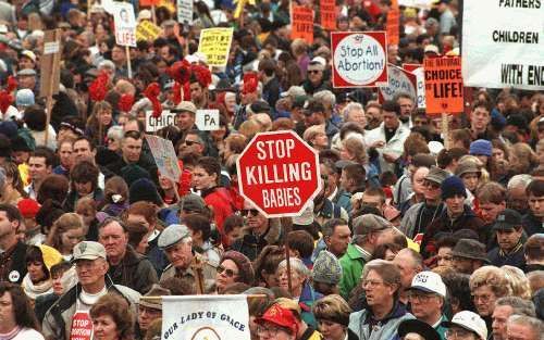 „Linkse groepen zijn hard aan het lobbyen. Zij vrezen dat progressieve rechters die abortus in de grondwet lazen wel eens vervangen zouden kunnen worden door conservatieve rechters die het er niet in lezen.” Foto: een antiabortusdemonstratie in Washington