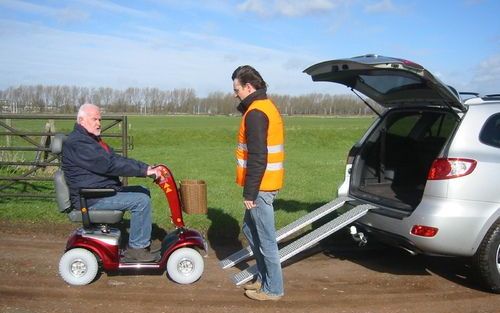 De Scootmobiel Hulpdienst probeert binnen dertig minuten na een pechmelding ter plekke te zijn. Ook in een gehucht of op een Waddeneiland. Foto Scootmobiel Hulpdienst