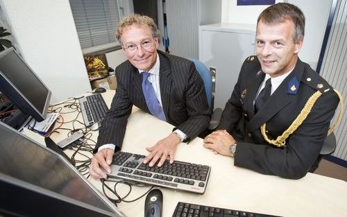 DEN HAAG – De nationale recherche en telecomtoezichthouder OPTA hebben donderdag een samenwerkingsovereenkomst ondertekend om computercriminaliteit efficiënter te bestrijden. Dat gebeurde door OPTA voorzitter Fonteijn (l.) en plaatsvervangend hoofd van de