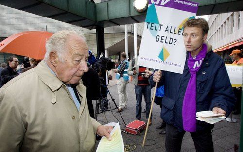 ROTTERDAM – ABN AMRO hield donderdag in Rotterdam een buitengewone aandeelhoudersvergadering om de biedingen van Barclays en het consortium van Royal Bank of Scotland, Banco Santander en Fortis te bespreken. Bestuursvoorzitter Rijkman Groenink liet doorsc